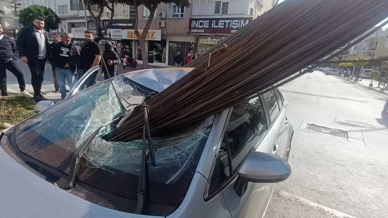 Manavgat’ta inanılmaz kaza: İnşaat demirleri otomobilin camından içeri girdi! 9