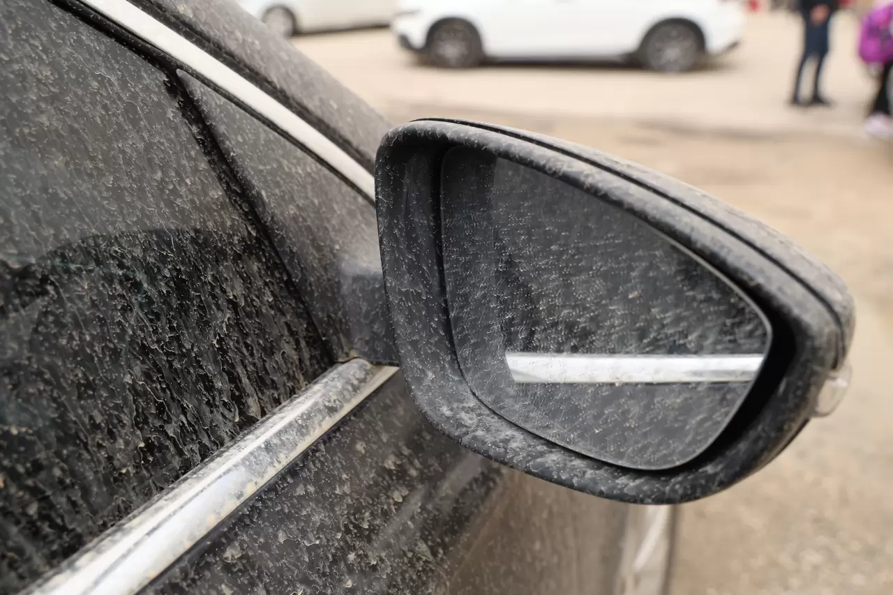 Çöl tozu sağanakla çamura döndü! Öğrenciler ve araçlar zor anlar yaşadı 4