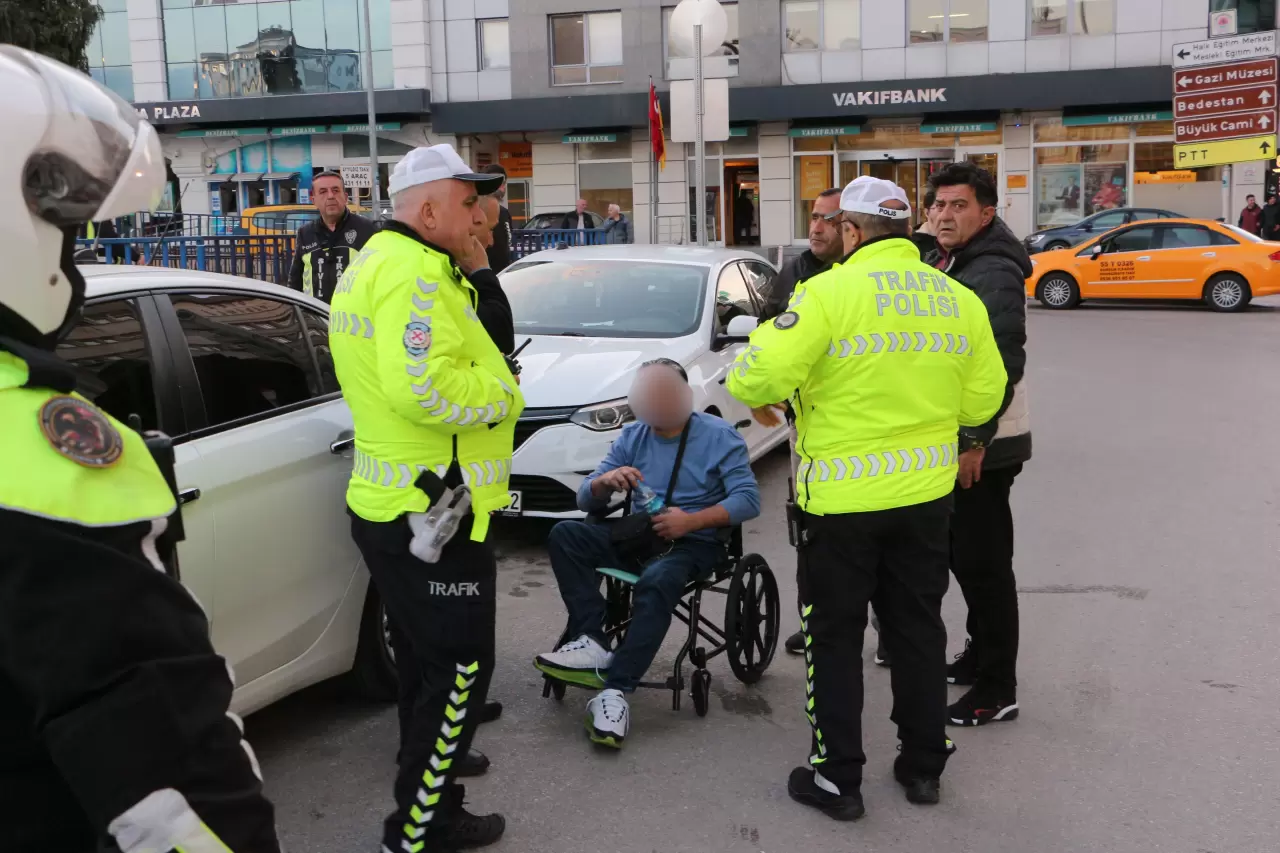 Samsun’da korsan taksi denetiminde film gibi anlar! Engelli sürücü aracı vermemek için polisi saatlerce uğraştırdı! 3