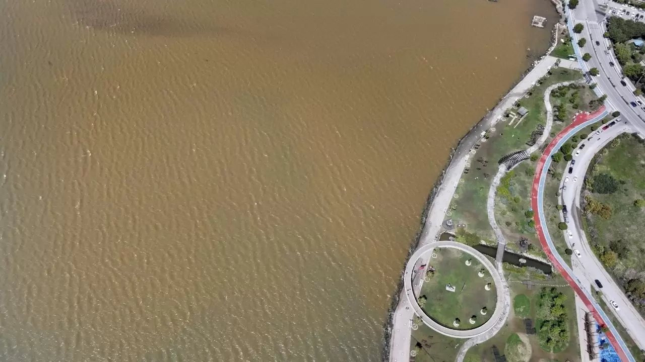 Yağış sonrası deniz kahverengi ve turkuaza büründü 3