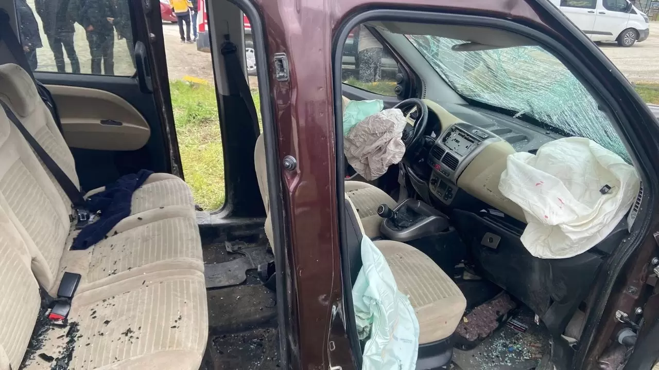 Seydiler kavşağında can pazarı! Çarpışmanın şiddetiyle traktör ikiye bölündü: Çok sayıda yaralı var 3