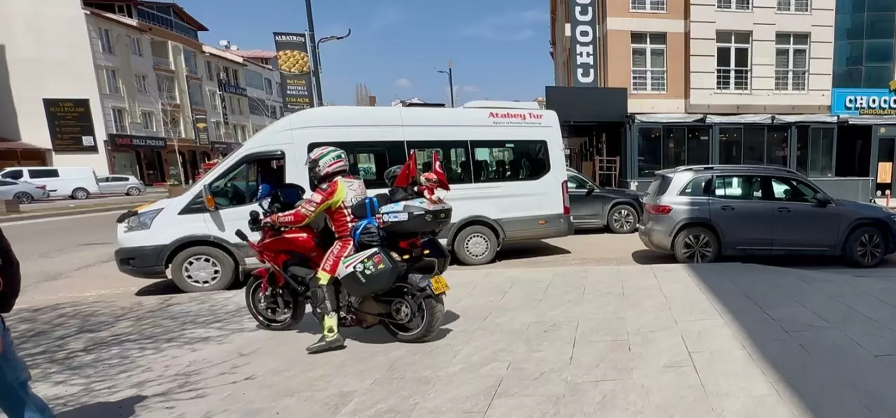 8 motosikletli binlerce kilometre kat edip umreye gitti 1