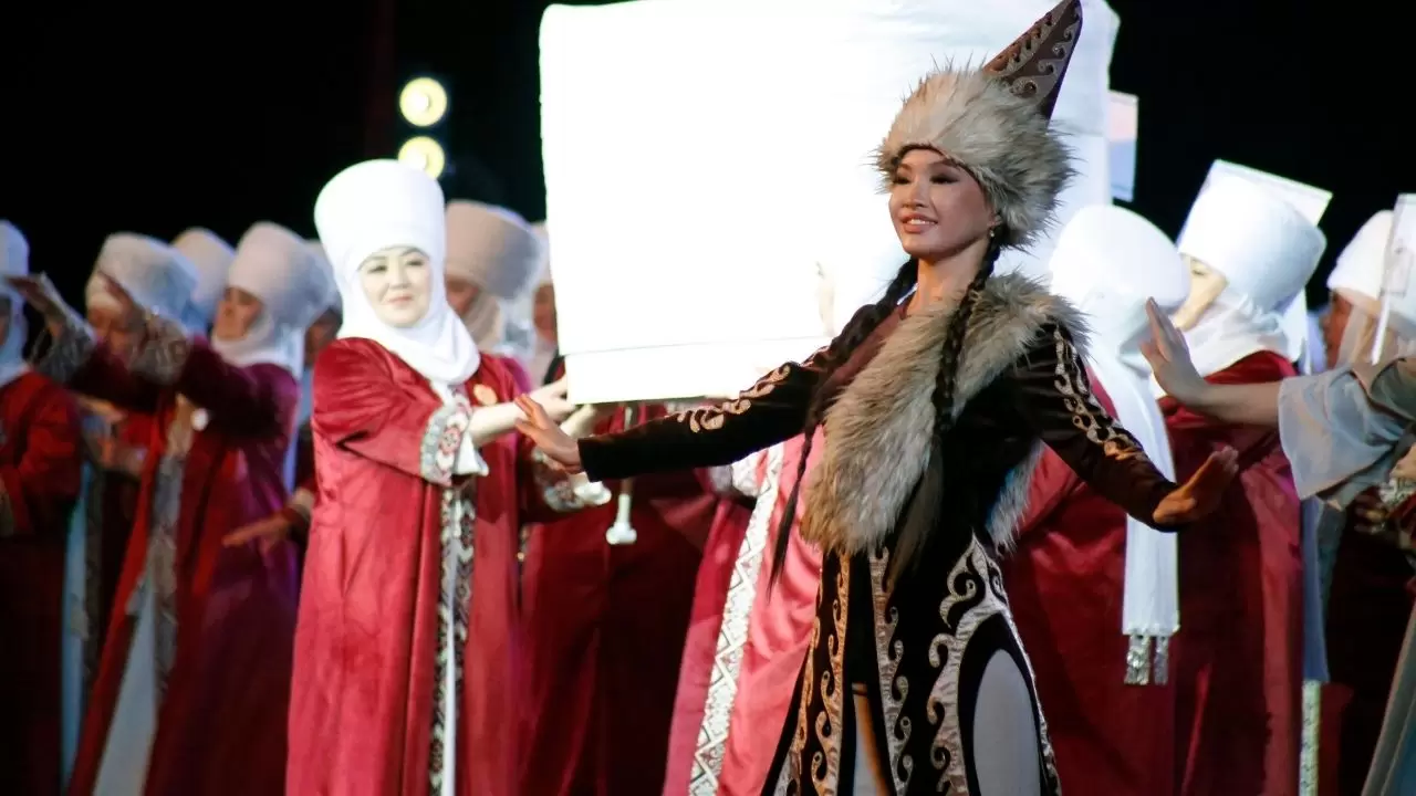 Kırgızistan’da sahneye çıkan 500 nene dünyayı hayran bıraktı! 1