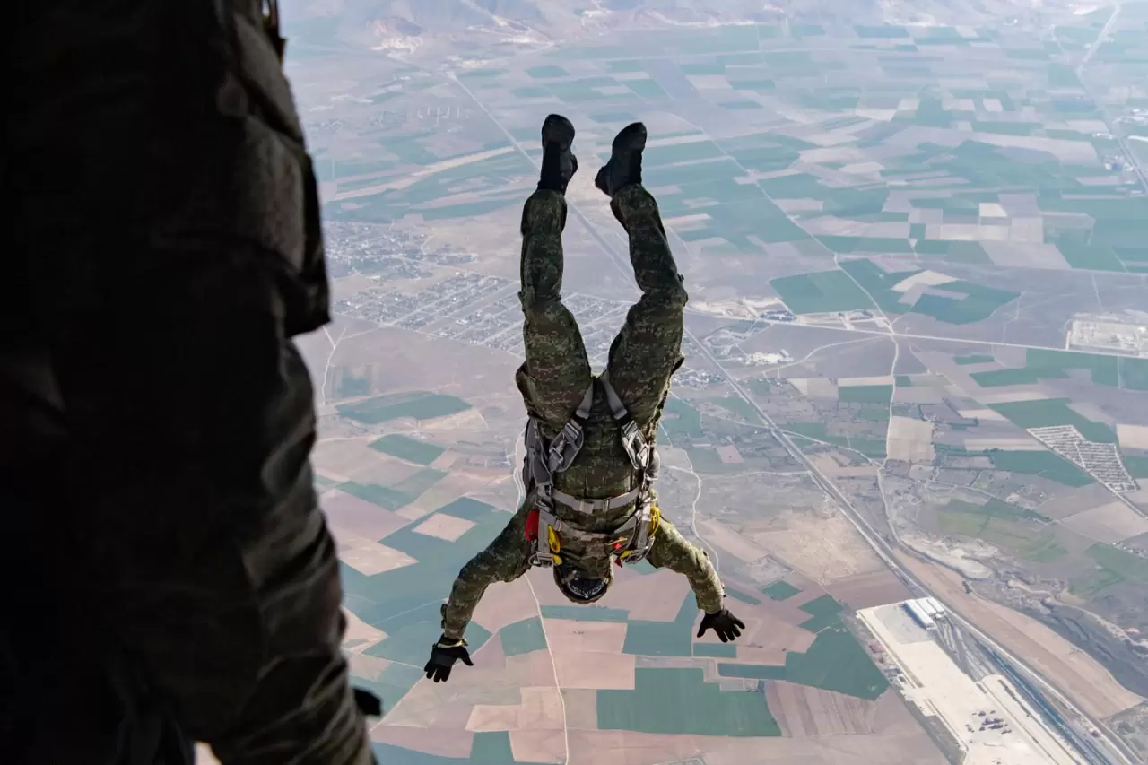 Konya'da gururlandıran anlar! MSB paraşüt atlayışından kareleri paylaştı 2