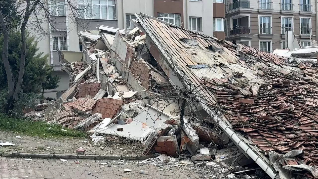 Yıkım sırasında bina çöktü, iş makinesi enkaz altında kaldı! 1