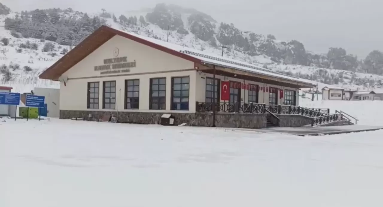 Keltepe Kayak Merkezi'nde nisan sürprizi: Beyaz örtü tekrar gözüktü 5