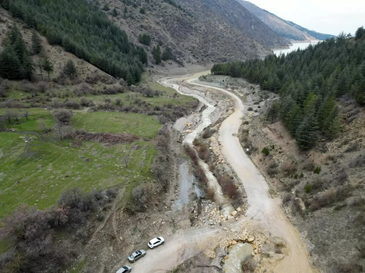 Afyonkarahisar'da korkutan görüntü: Dağlar resmen baraja aktı 2