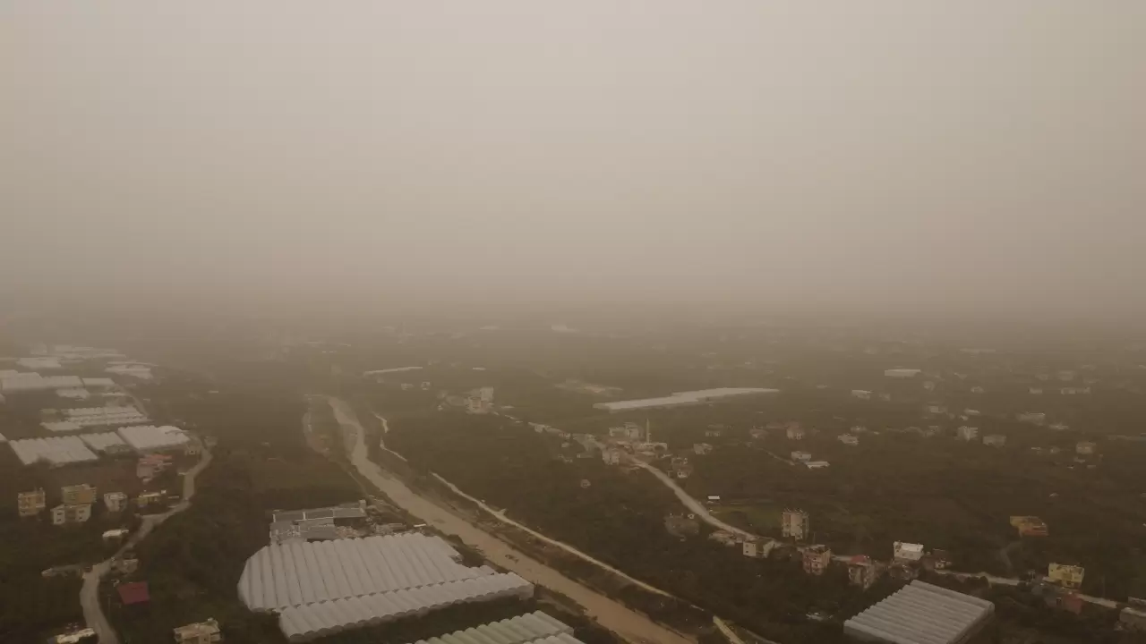 Toz fırtınası Mersin'i kızıla bürüdü: Görüş mesafesi 100 metreye düştü 3