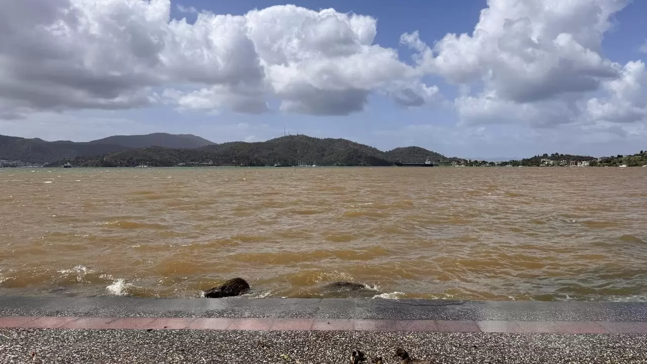 Yağış sonrası deniz kahverengi ve turkuaza büründü 5