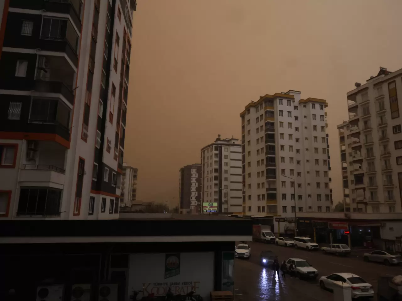 Çöl tozu sağanakla çamura döndü! Öğrenciler ve araçlar zor anlar yaşadı 1