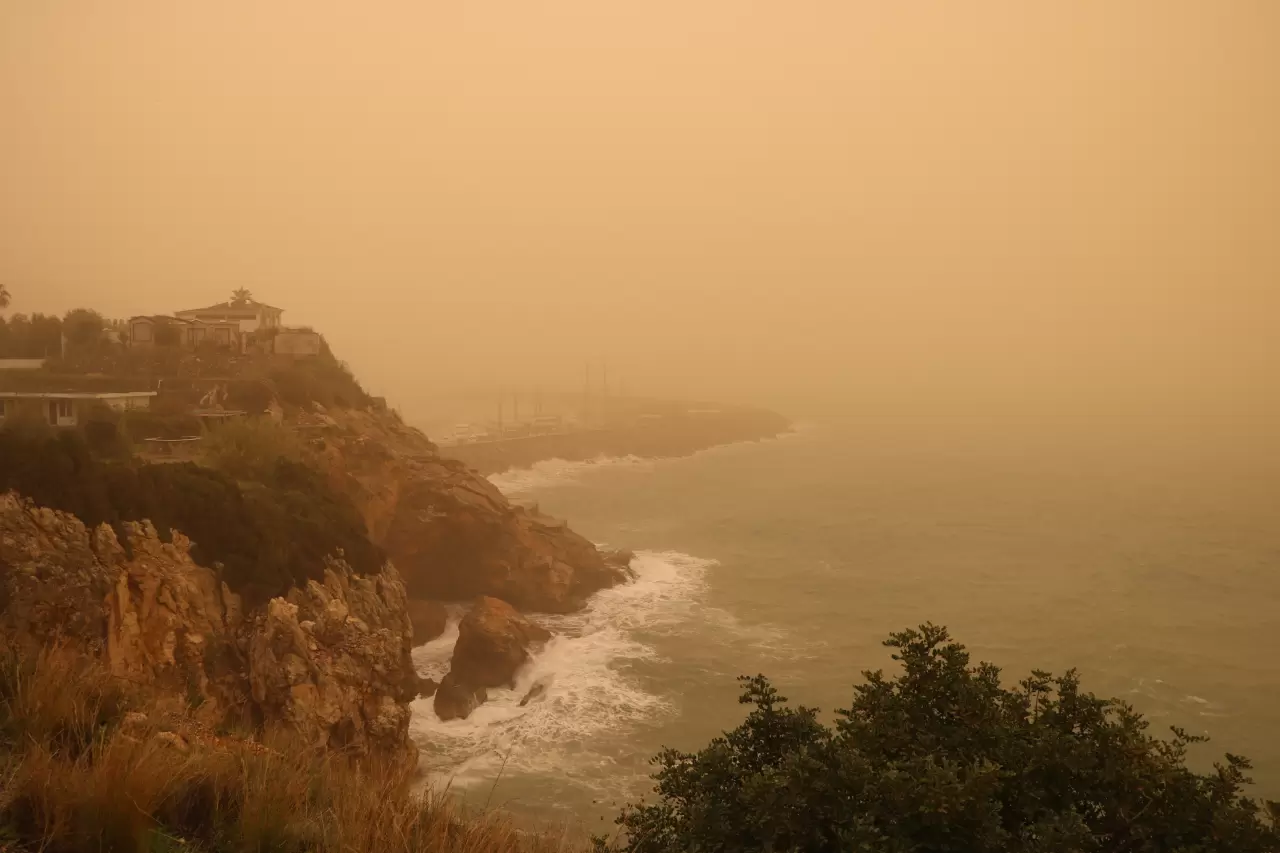 Afrika’dan gelen çöl tozu Alanya’yı kapladı 4