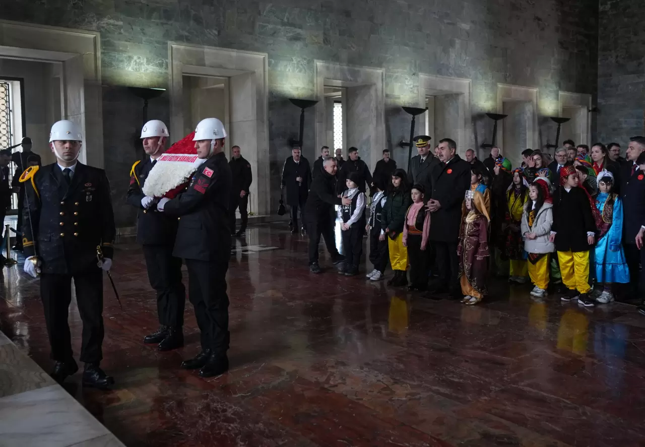 Bakan Tekin ve öğrenciler Ata’nın huzurunda: 'Köklerinden güç alan nesiller yetiştireceğiz' 2