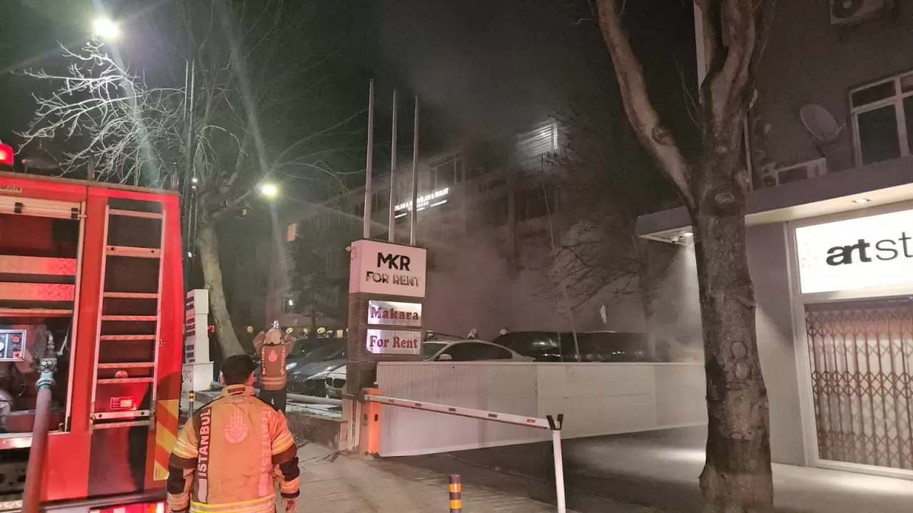 Beşiktaş’ta bir oto galeride çıkan yangın 15 araca sıçradı 1