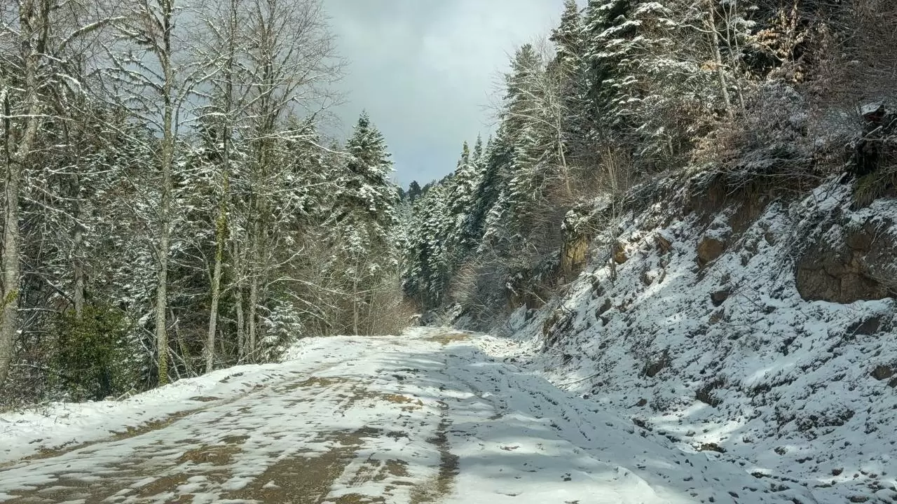 Karabük-Bartın yolunda 1 metrelik kar: O görüntüler nefes kesti 1