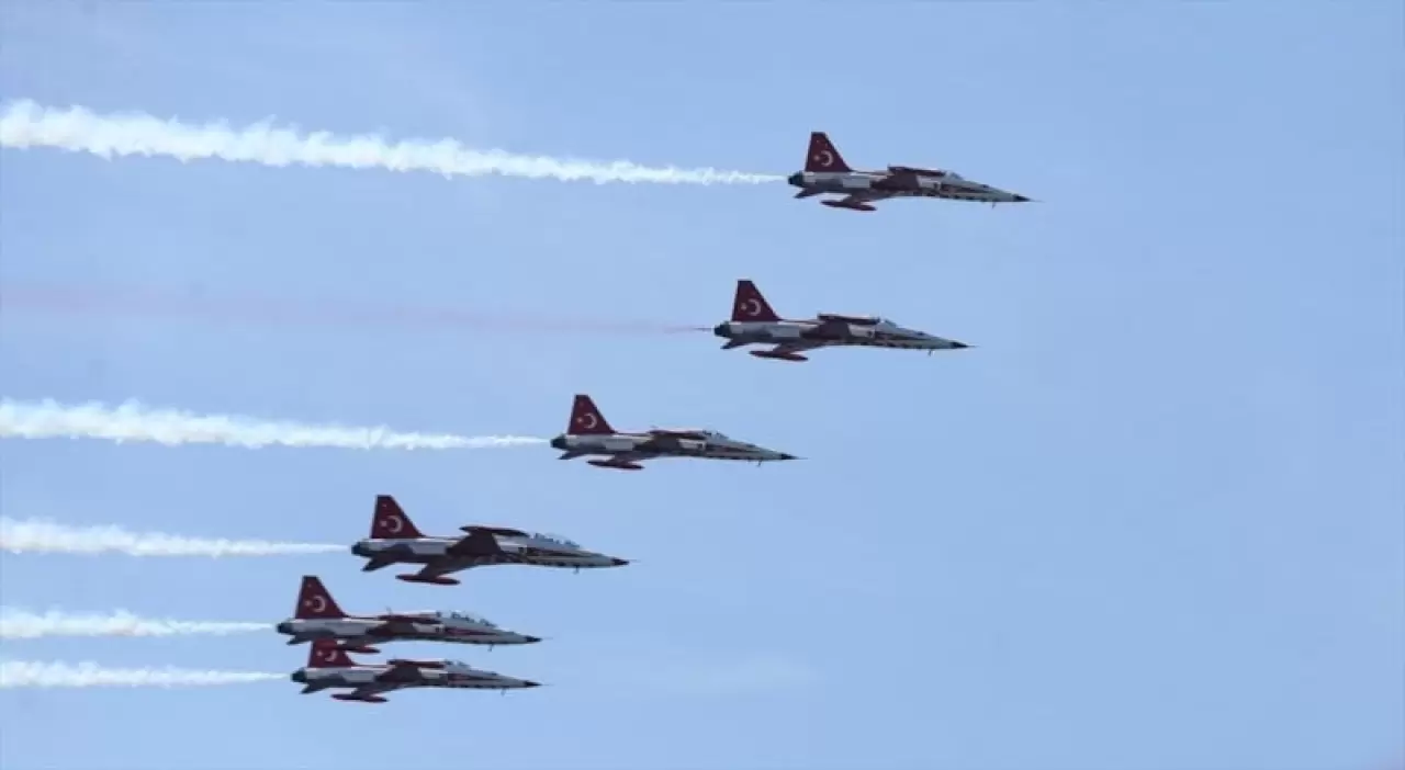 Türk Yıldızları’ndan 111. Yıl selamı 2