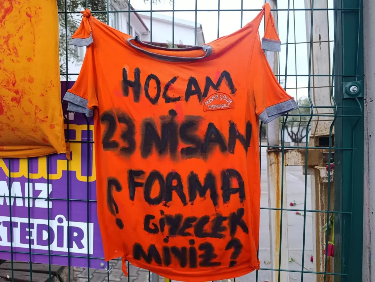 Yakınları katliamın yaşandığı okul kapısında gözyaşlarıyla dua etti 1