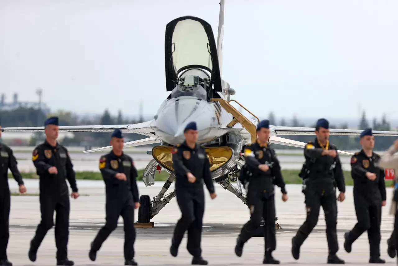 SOLOTÜRK’ten tarihi uçuş: İki uçakla 15. yıl kutlaması nefes kesti 16