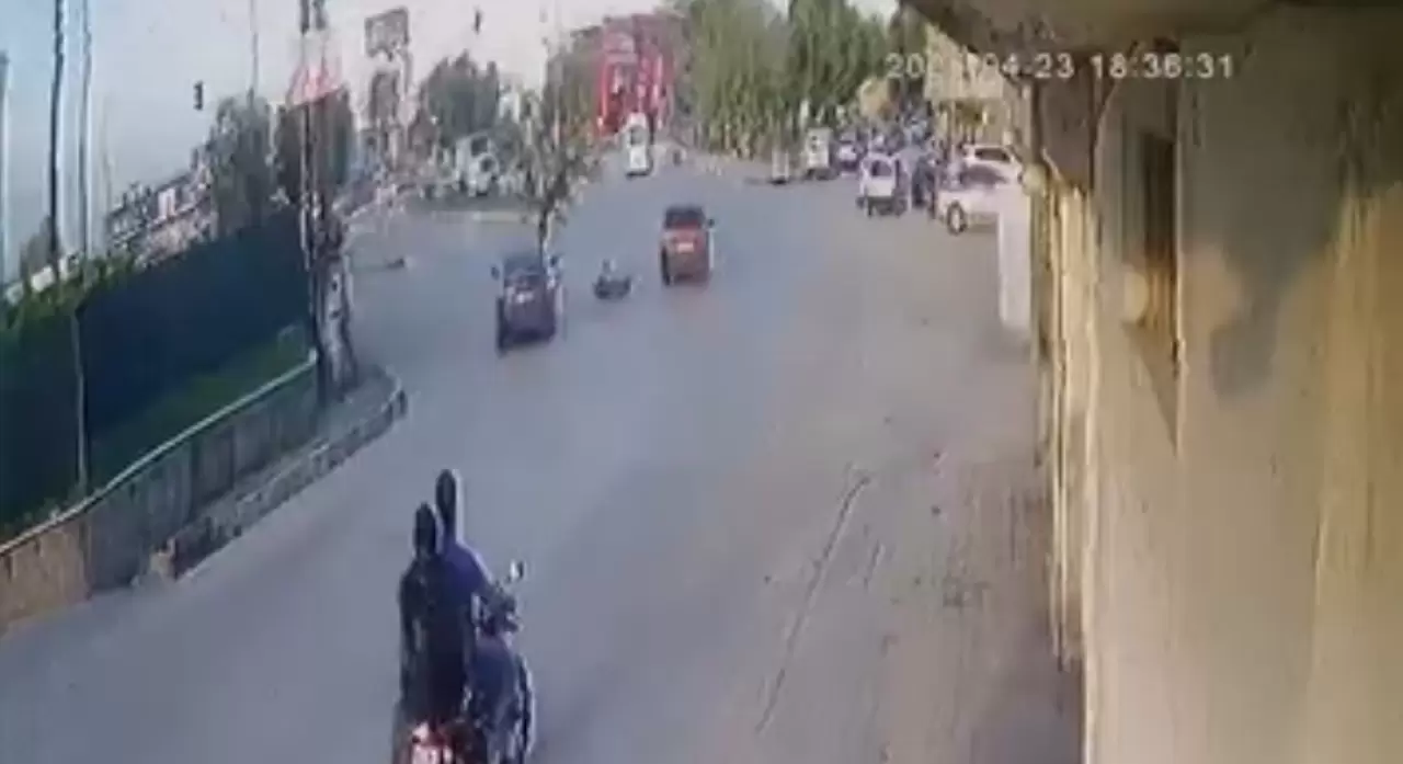 Dehşet anı kamerada! Adana'da otomobil çarpan elektrikli bisiklet ikiye bölündü 3