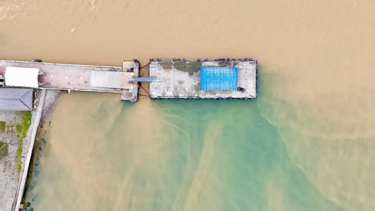 Sağanak sonrası deniz kahverengiye döndü! O anlar havadan görüntülendi! 9