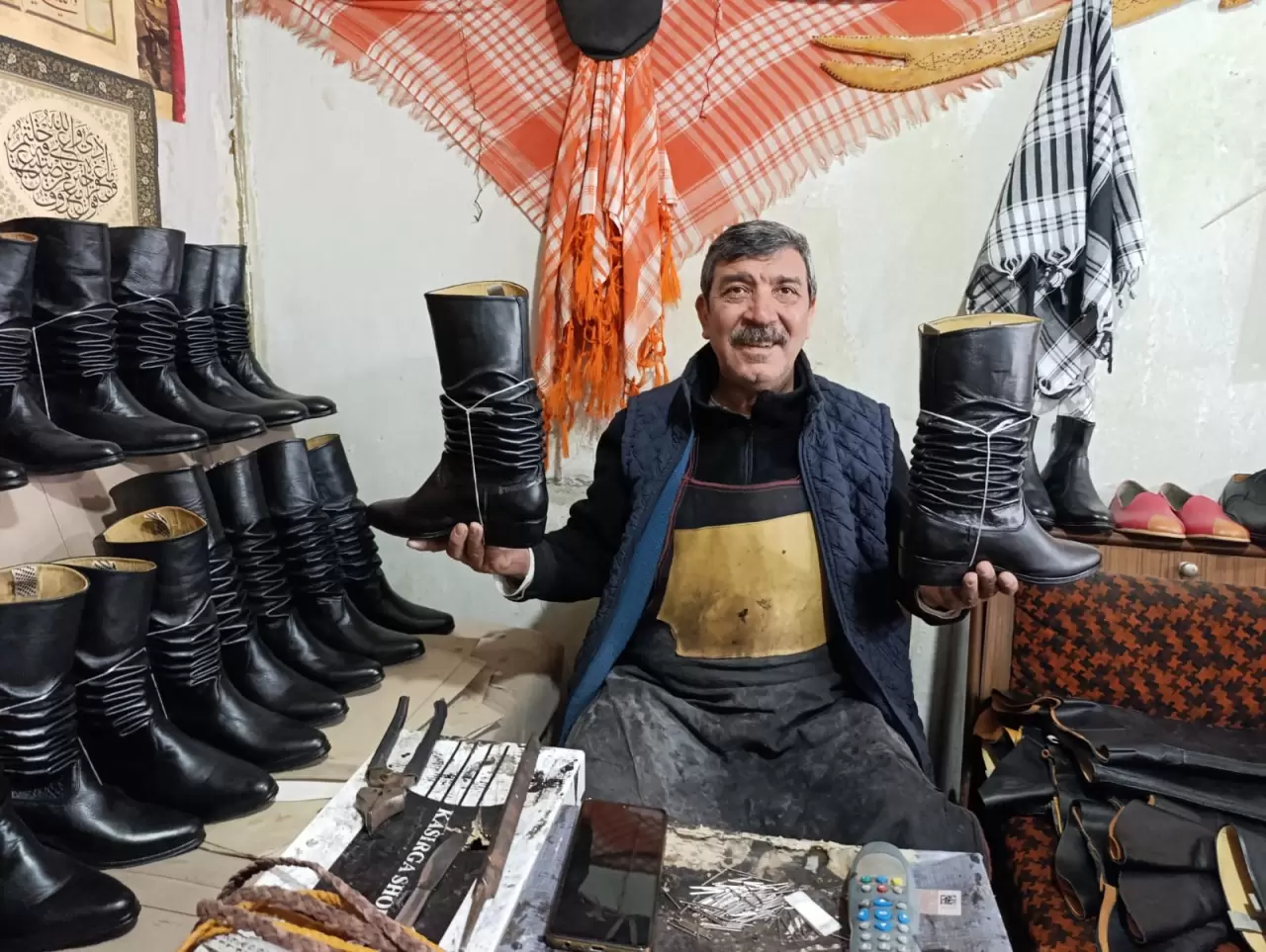 Turgutlu'da 45 yıllık Suat usta 100 yıllık kalıplarla geleneksel efe çizmeleri üretiyor! 5