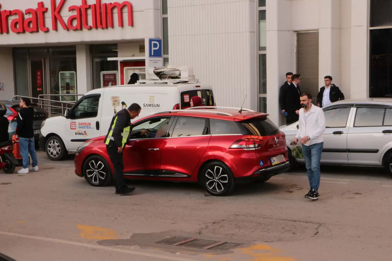Samsun’da korsan taksi denetiminde film gibi anlar! Engelli sürücü aracı vermemek için polisi saatlerce uğraştırdı! 2