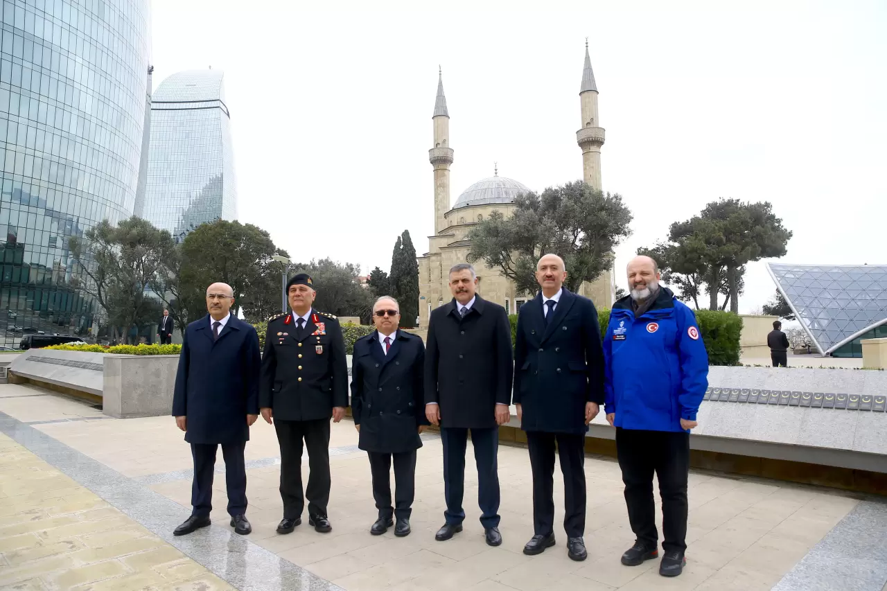 Bakan Çiftçi Bakü’de anıt mezarları ziyaret etti 9