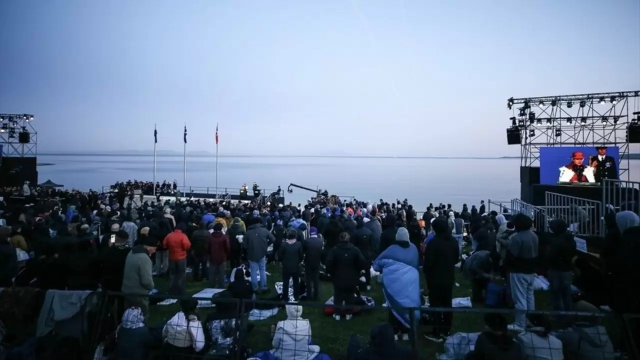 Gelibolu’da duygu dolu şafak! Anzakların 111 yıllık vefası 5