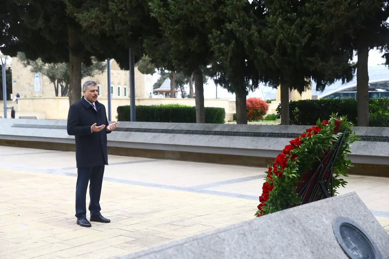 Bakan Çiftçi Bakü’de anıt mezarları ziyaret etti 5