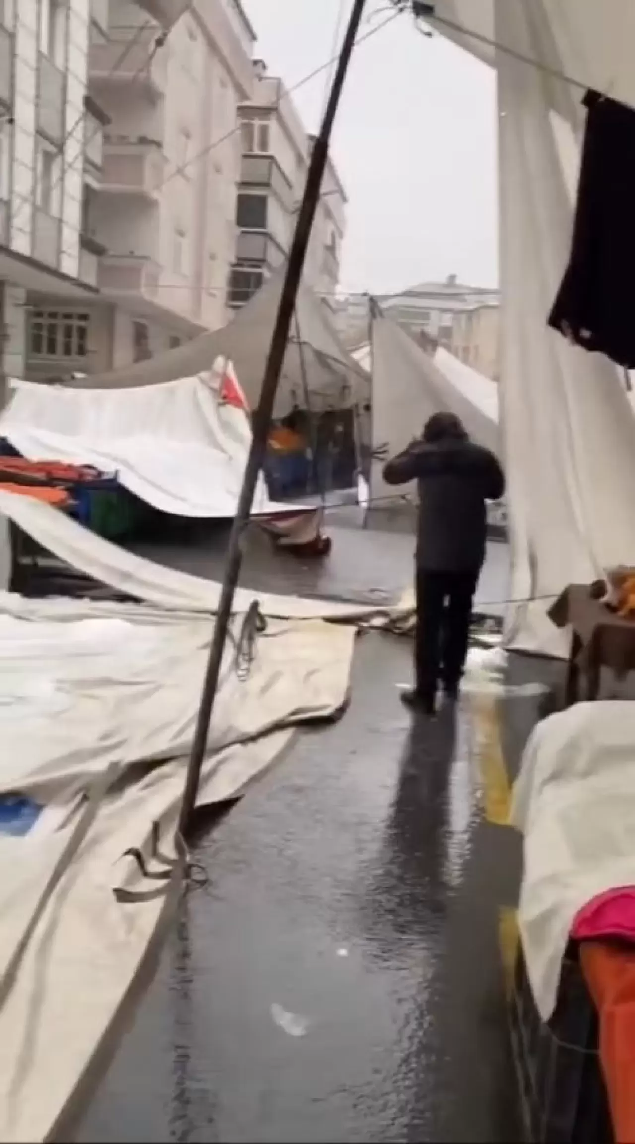 İstanbul'u şiddetli dolu vurdu! Trafik durma noktasına geldi 5