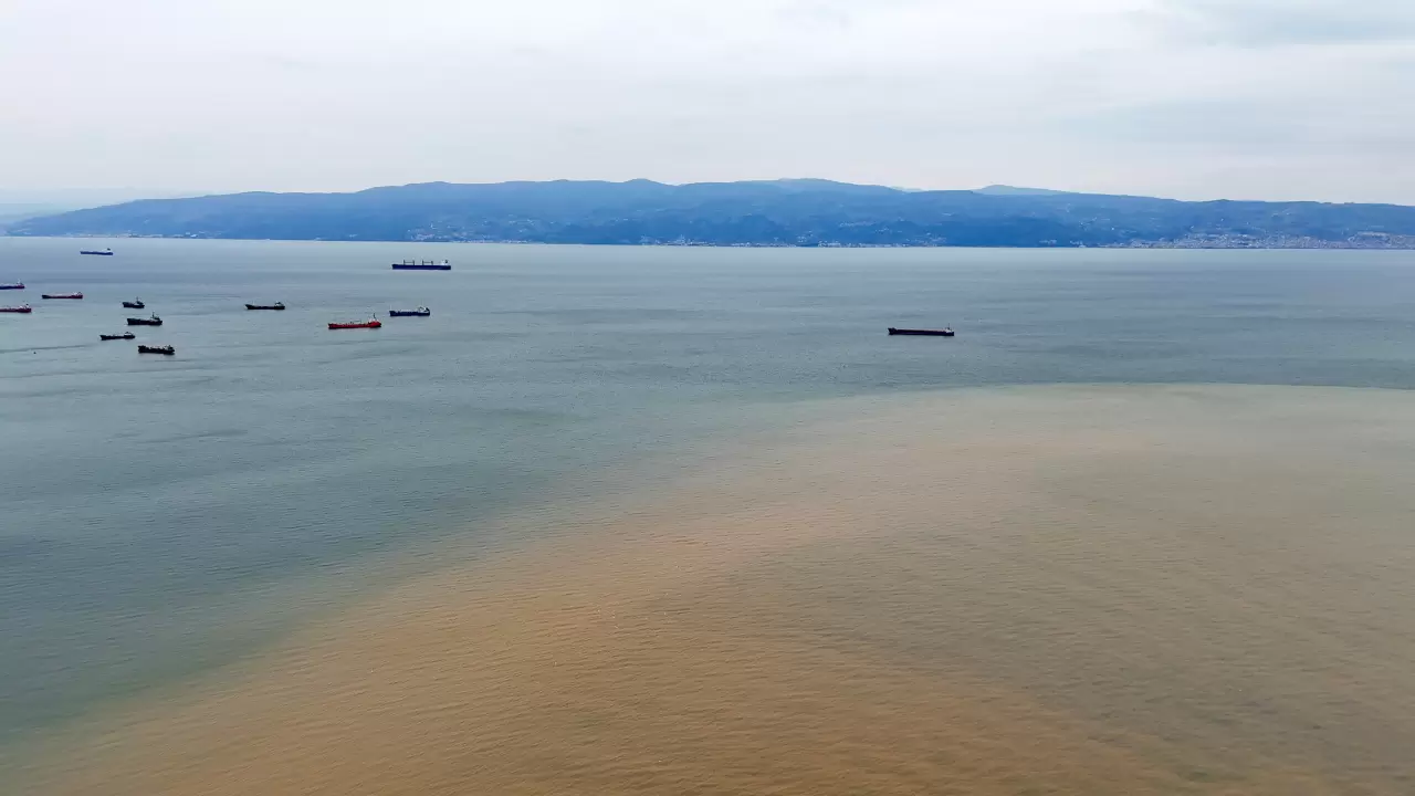 Sağanak sonrası deniz kahverengiye döndü! O anlar havadan görüntülendi! 4