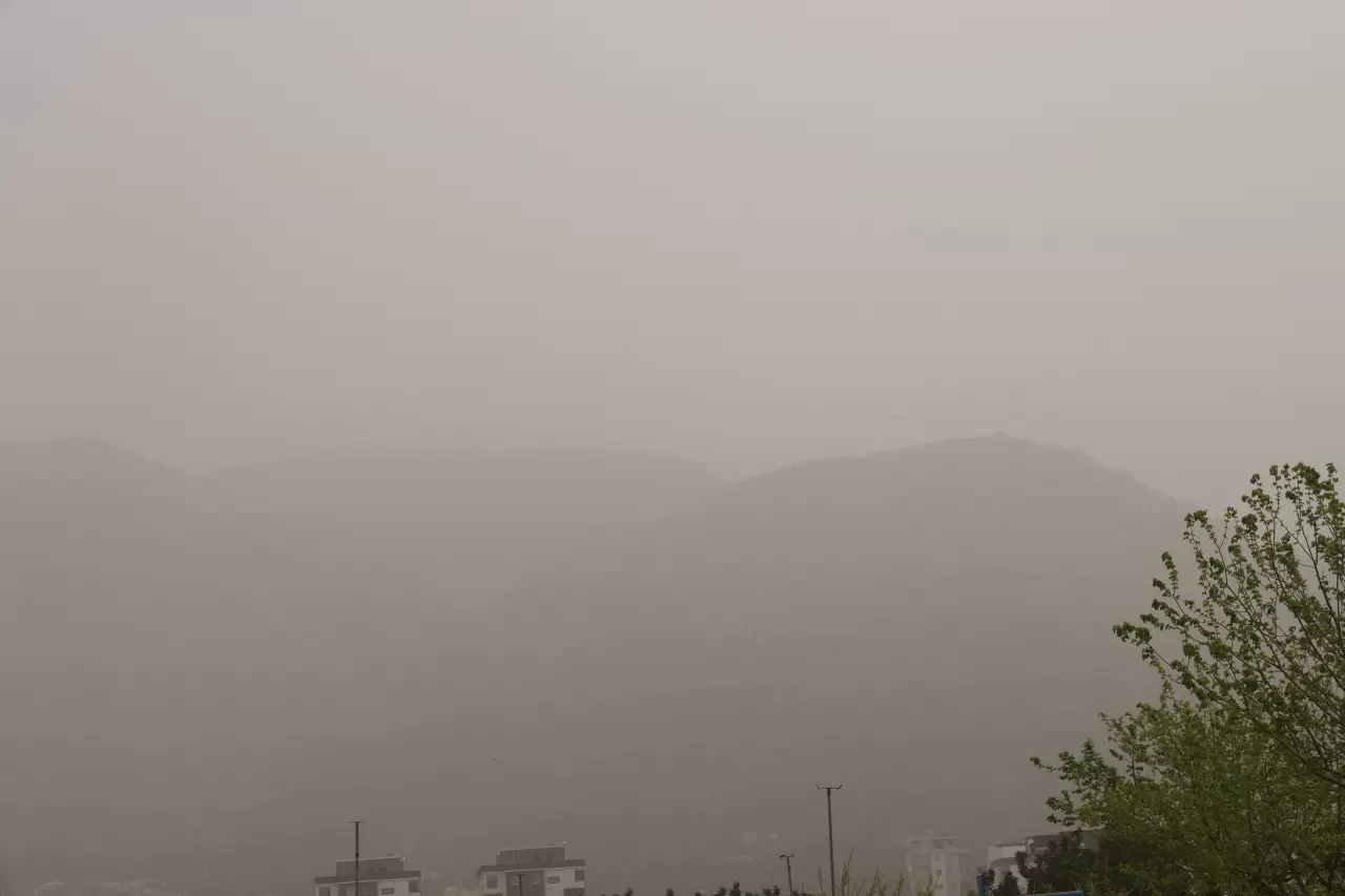 Çöl tozu sağanakla çamura döndü! Öğrenciler ve araçlar zor anlar yaşadı 3