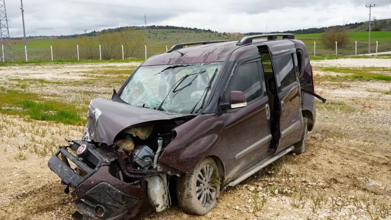 Seydiler kavşağında can pazarı! Çarpışmanın şiddetiyle traktör ikiye bölündü: Çok sayıda yaralı var 4