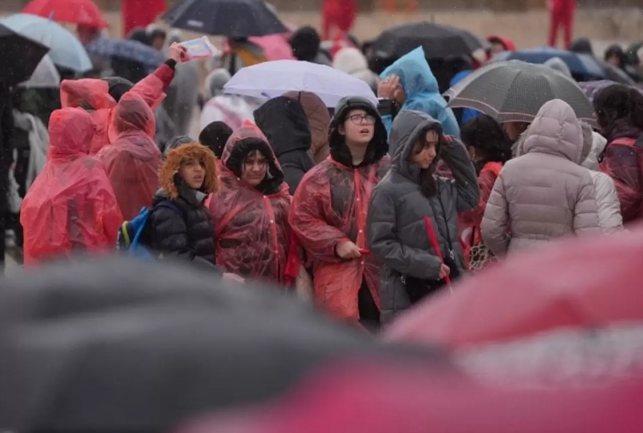 Yağmur çamur dinlemediler! Minik kalpler Ata'nın huzuruna koştu 2