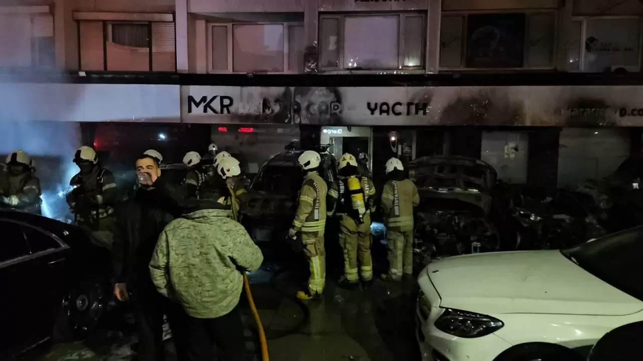 Beşiktaş’ta bir oto galeride çıkan yangın 15 araca sıçradı 6