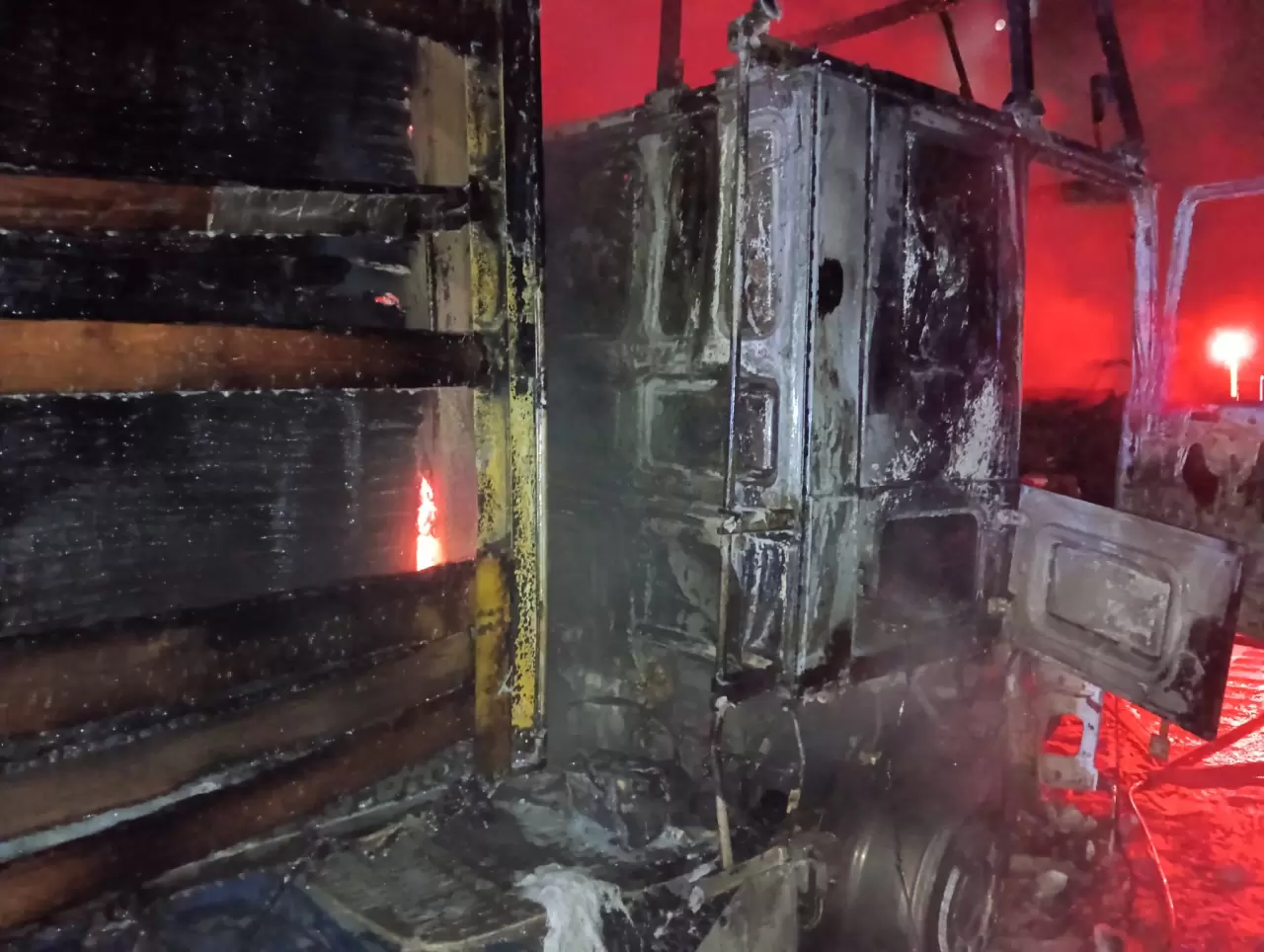 Samsun-Ankara kara yolunda dehşet! Ahşap yüklü tır alev topuna döndü: Trafik Tamamen durma noktasına geldi! 2