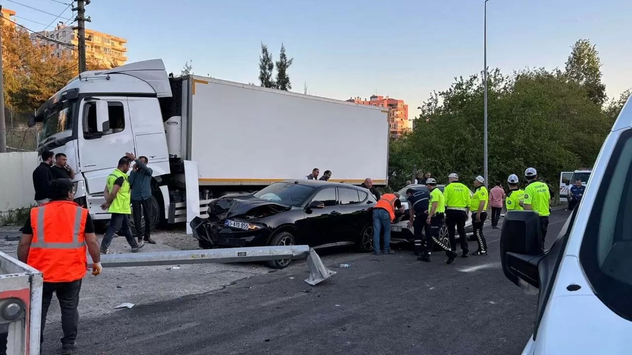 10 aracın birbirine girdiği o feci anların görüntüleri ilk kez ortaya çıktı! 8