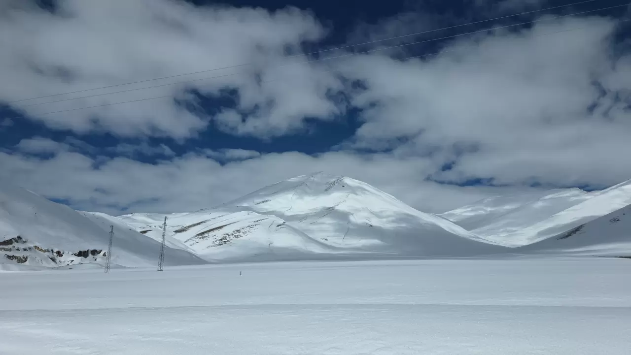 Karabet Geçidi ve yüksek dağlar kartpostallık görüntüler sundu 11