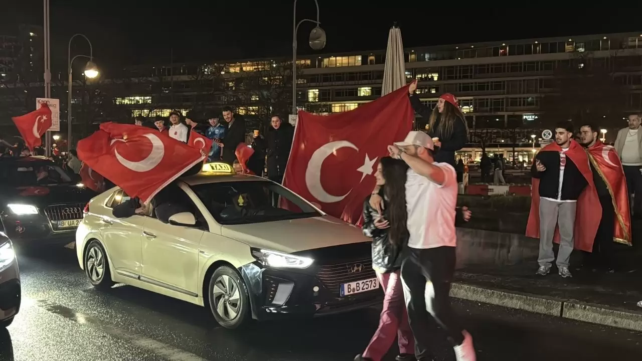Türk ve Boşnak taraftarlar Kurfürstendamm’da buluştu! 1