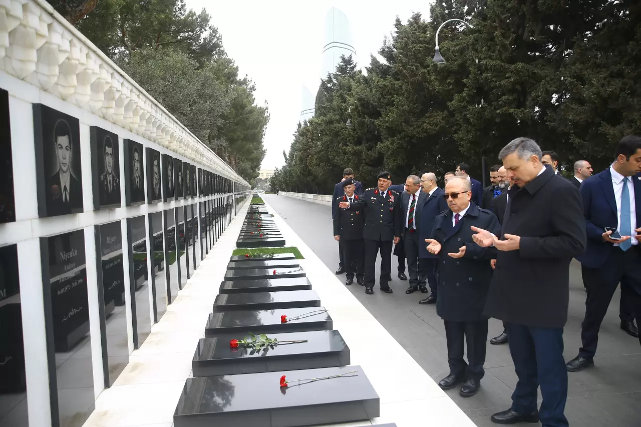 Bakan Çiftçi Bakü’de anıt mezarları ziyaret etti 10