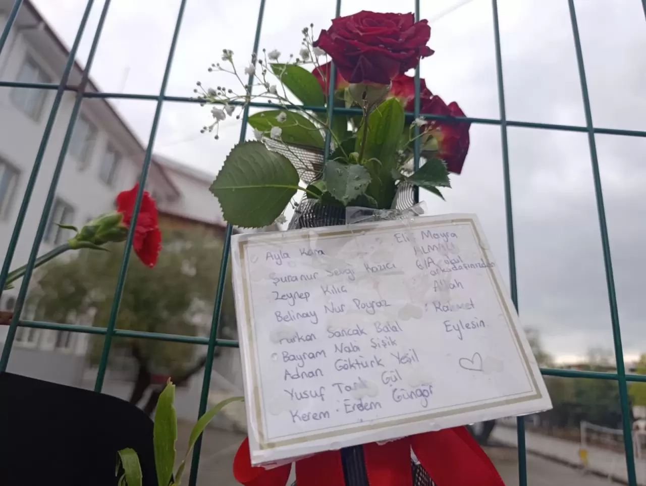 Yakınları katliamın yaşandığı okul kapısında gözyaşlarıyla dua etti 3