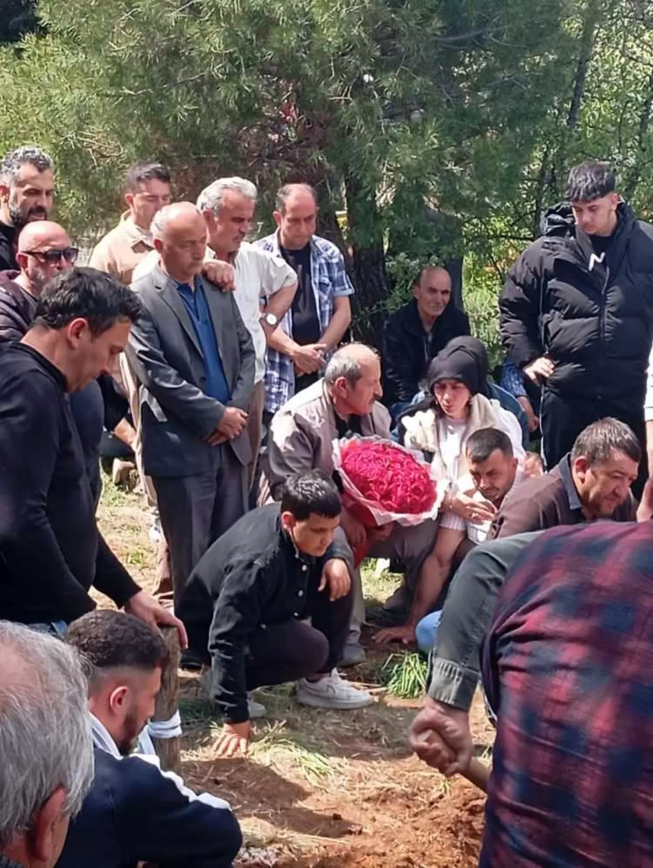 Düğün hazırlığı yaparken ölü bulundular! Mezar başındaki o detay herkesi kahretti 6