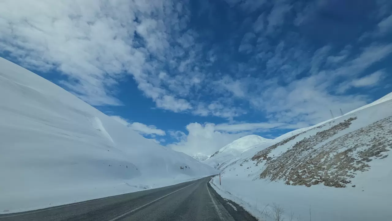 Karabet Geçidi ve yüksek dağlar kartpostallık görüntüler sundu 9