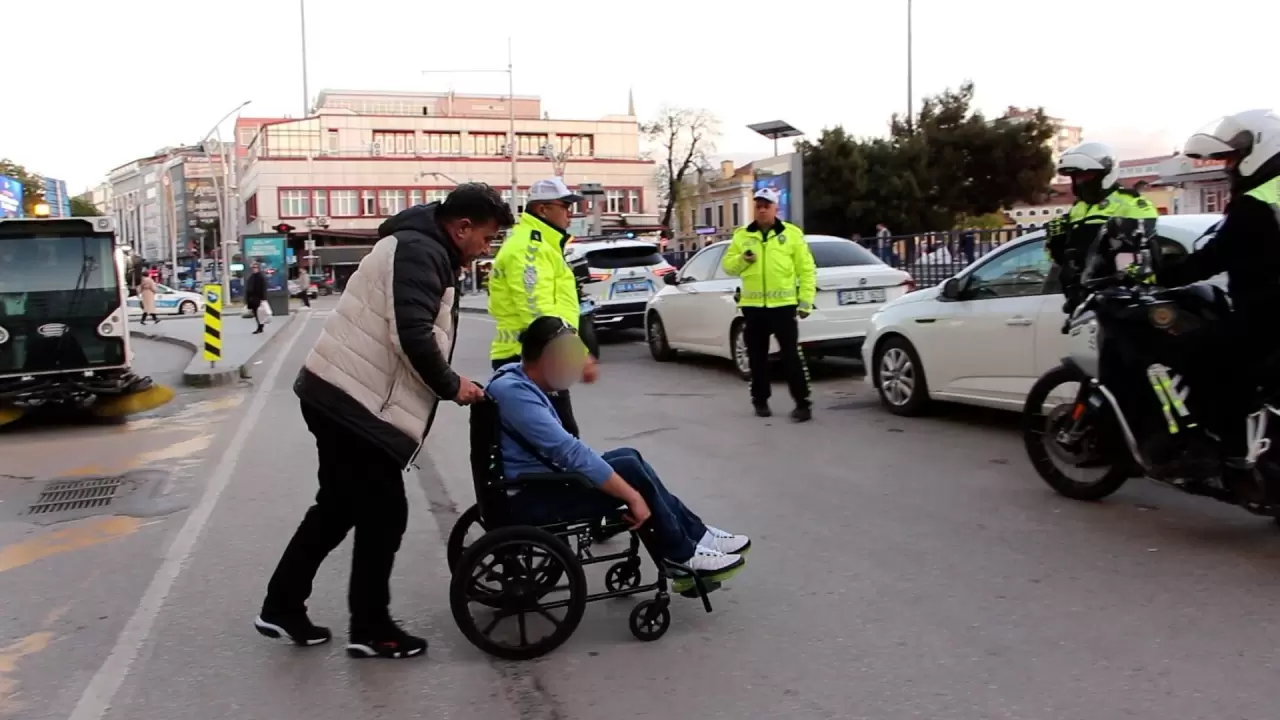 Samsun’da korsan taksi denetiminde film gibi anlar! Engelli sürücü aracı vermemek için polisi saatlerce uğraştırdı! 4