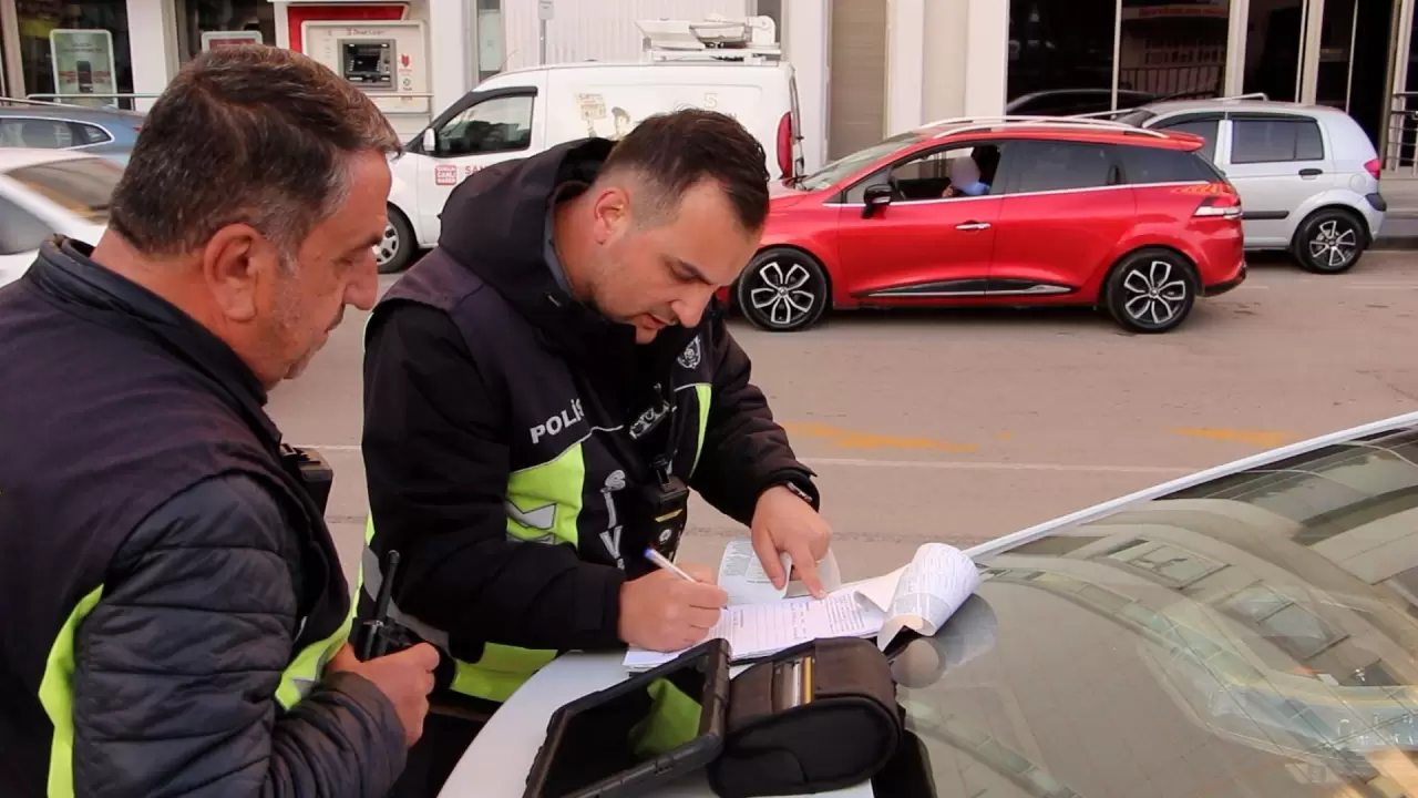 Samsun’da korsan taksi denetiminde film gibi anlar! Engelli sürücü aracı vermemek için polisi saatlerce uğraştırdı! 8