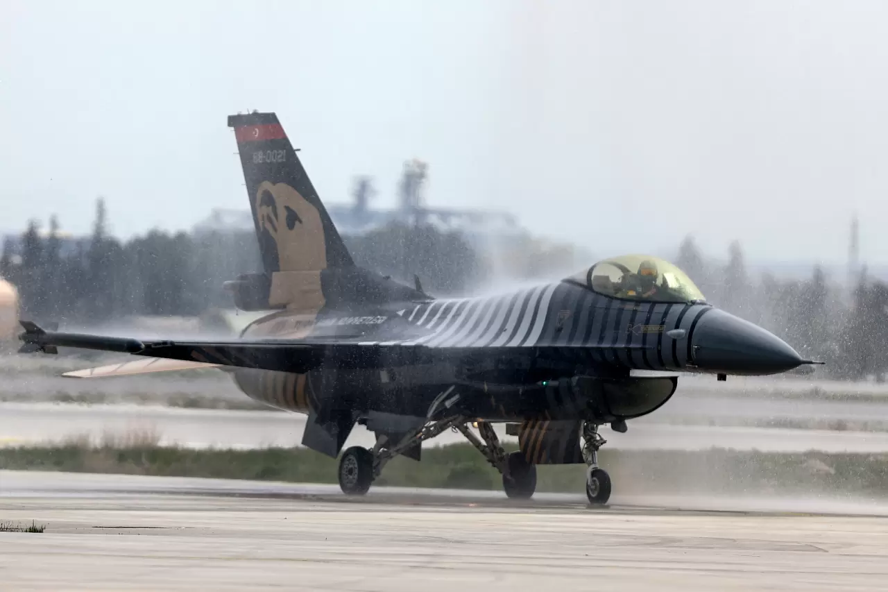 SOLOTÜRK’ten tarihi uçuş: İki uçakla 15. yıl kutlaması nefes kesti 12