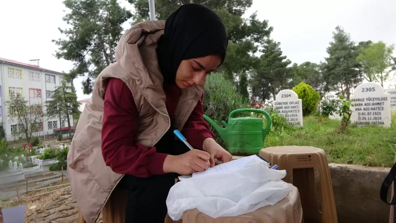 Kahramanmaraş saldırısında ölen öğrencilerin mezarlarına yürek yakan notlar 3