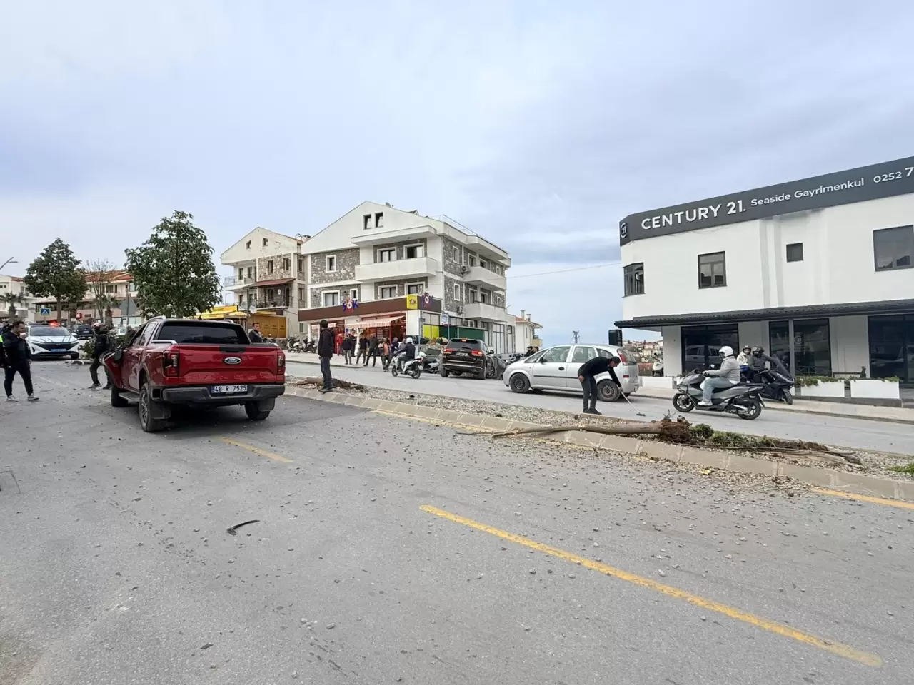 Datça’da trafik kazası: Kontrolden çıkan otomobil ağaçları ve direği kökünden söktü! 3