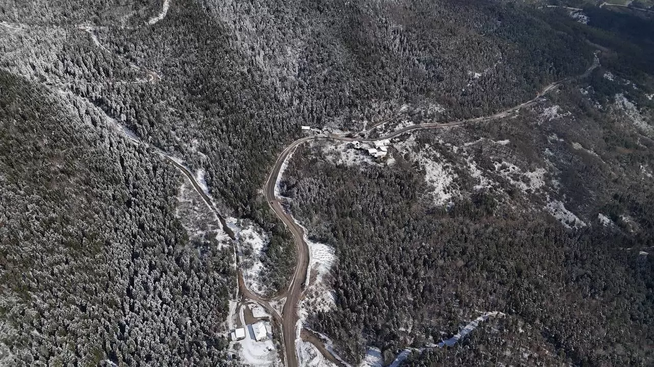 Karabük-Bartın yolunda 1 metrelik kar: O görüntüler nefes kesti 4