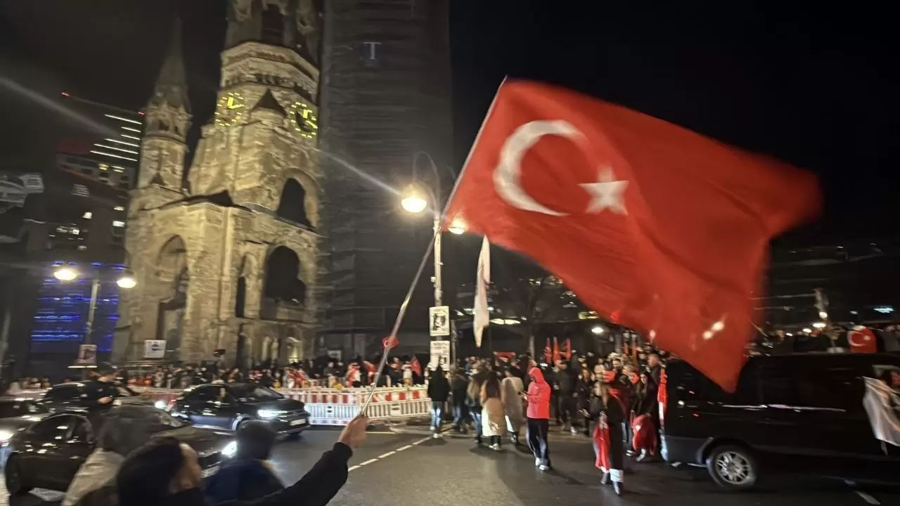 Türk ve Boşnak taraftarlar Kurfürstendamm’da buluştu! 5