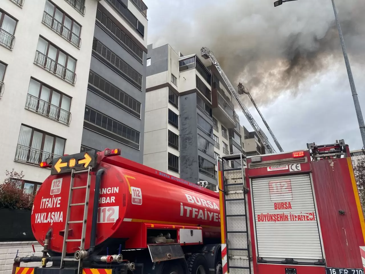 Bursa'da 8 katlı sitede can pazarı! Yangında mahsur kalan vatandaş böyle kurtarıldı 4